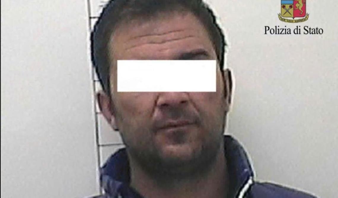 Pedinano la vittima e le rapinano 18 mila euro ma vengono filmati dalle telecamere di sicurezza: due arresti 