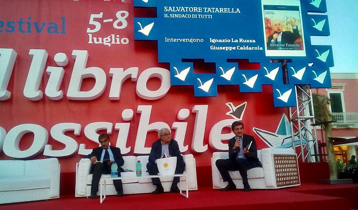 A "Il Libro possibile" di Polignano il battesimo di "Salvatore Tatarella, il sindaco di tutti"