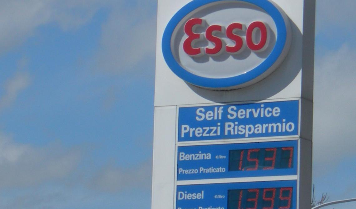 Foggia, rubano stecche di sigarette ma all'uscita vengono "beccati" da due marescialli 