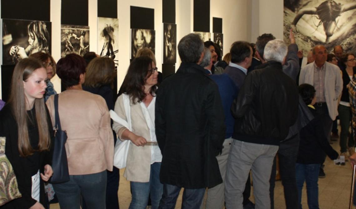 San Severo, piace molto "The family" del pittore francese Laboile: l'esposizione prorogata fino al 17 settembre   