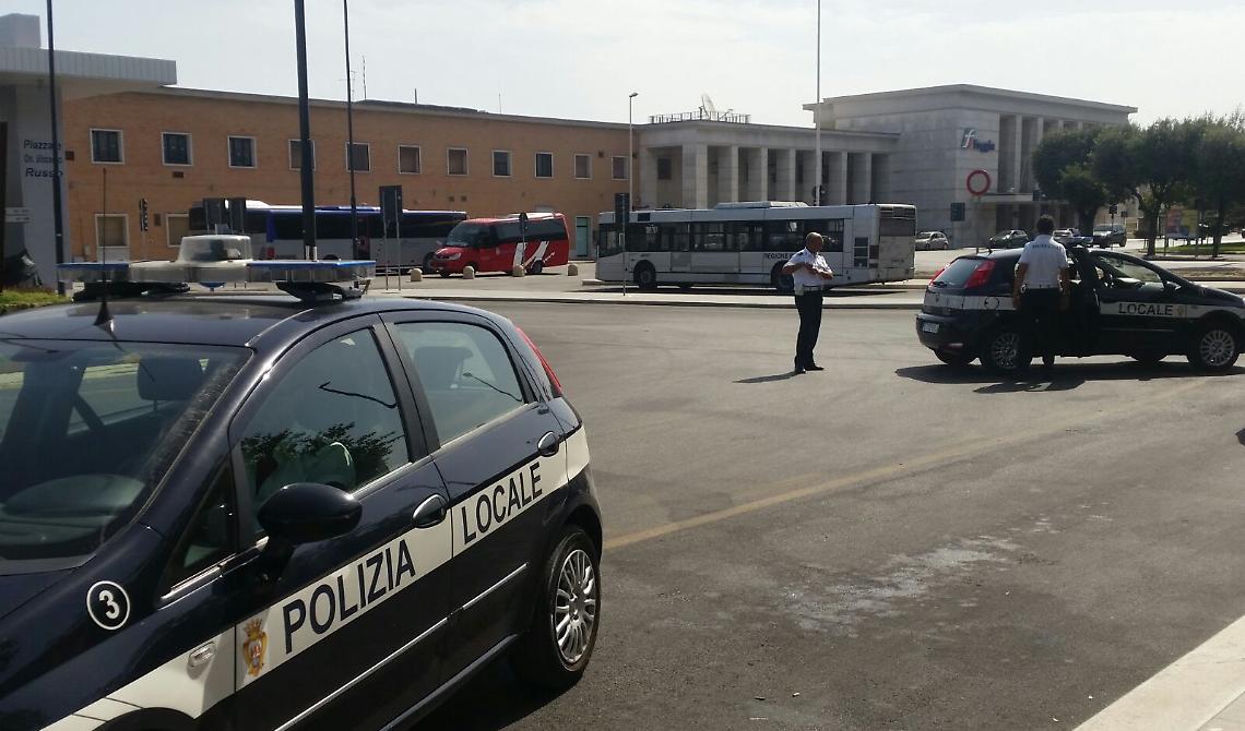Foggia, senegalese irregolare aggredisce vigile urbano. Il sindaco: «Prepotenza e violenza intollerabili»