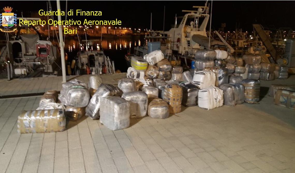 "Battaglia navale" tra Guardia di Finanza e trafficanti di droga albanesi al largo di Vieste: sequestrata Marijuana per 20 milioni di euro