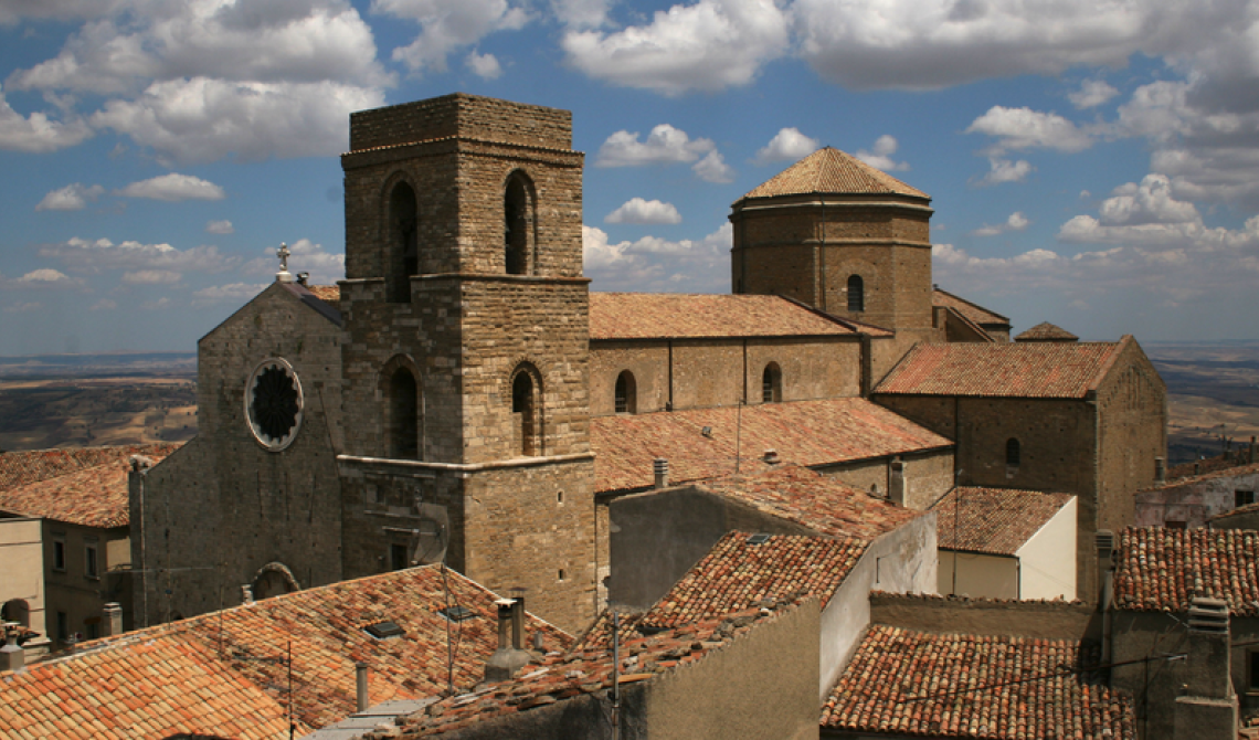 Migranti-figuranti per la rievocazione storica "Dai Longobardi ai Normanni, storia di una Cattedrale"