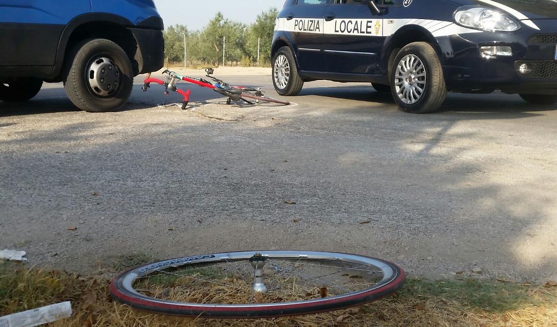Foggia, via Castelluccio: ciclista investita da tir