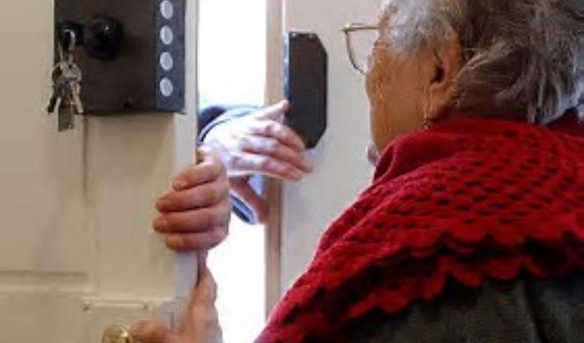 Truffa anziani, bidonista consegna pacco di gioielli ma dentro solo cartacce