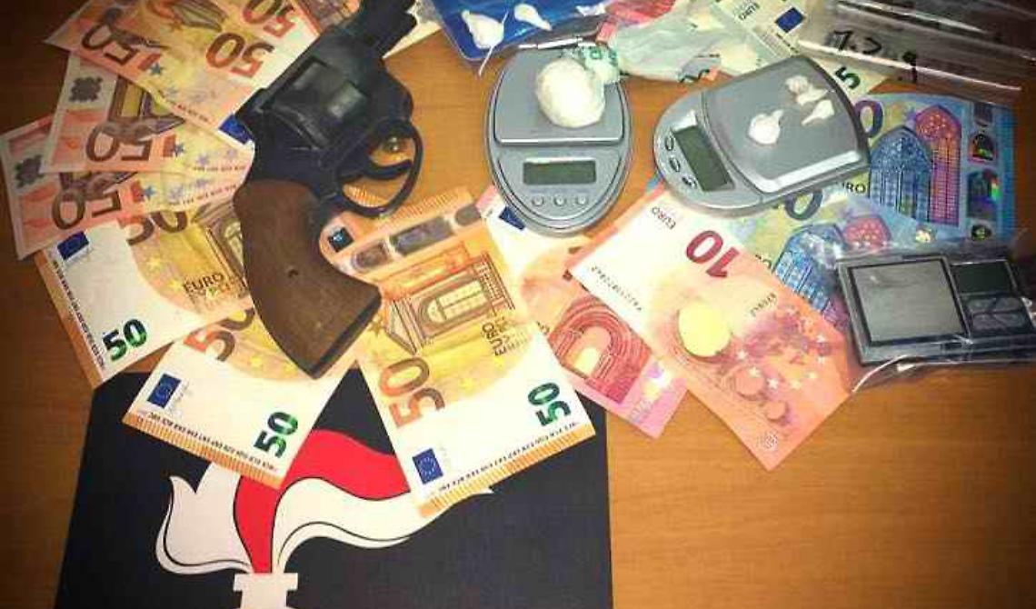 Manfredonia, gestiva un distributore automatico di droga: arrestata un'intera famiglia 