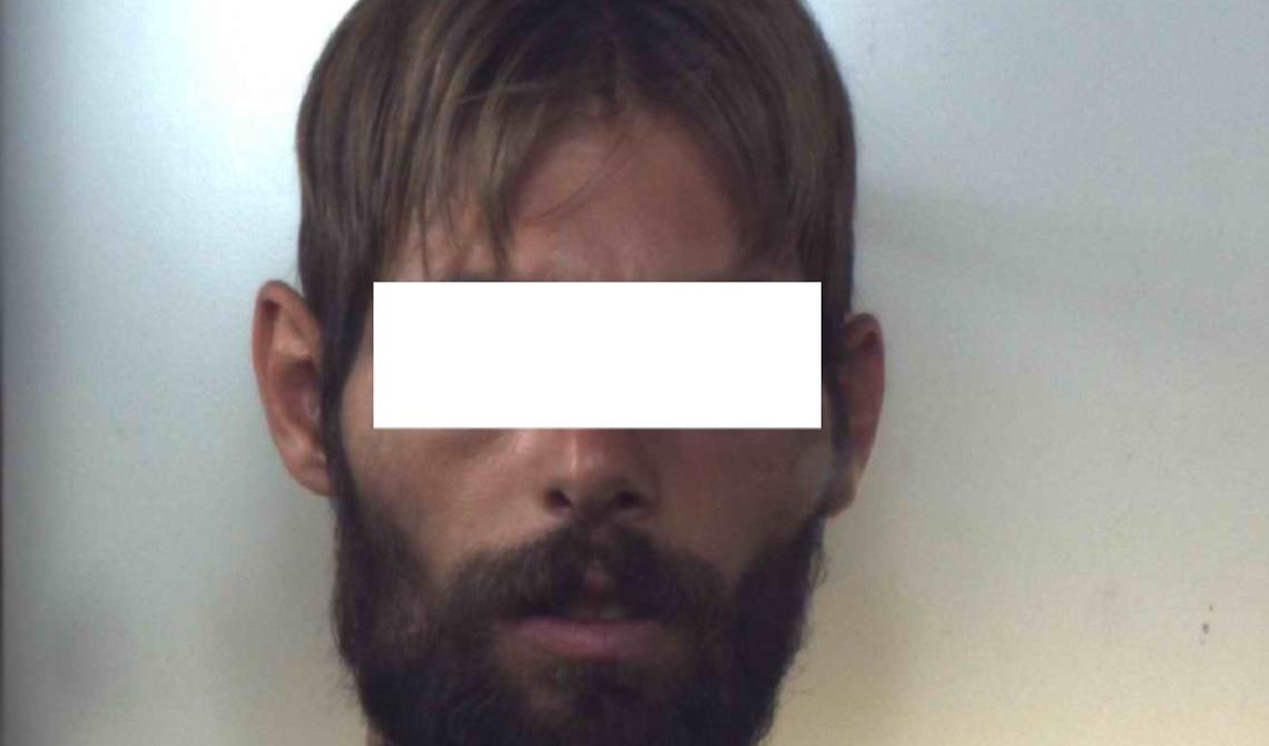 Prima le chiede una sigaretta, poi le sferra un pugno in faccia e le rapina la borsetta: arrestato 