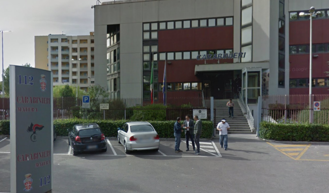 Matera, pregiudicato minaccia una ragazza con un coltello. Lei si barrica nel negozio. Salvata dai carabinieri