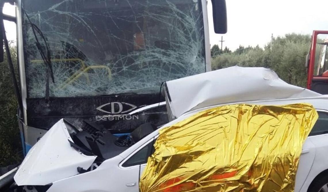 Incidente stradale, pullman contro auto sulla Sp 45: un morto e feriti 