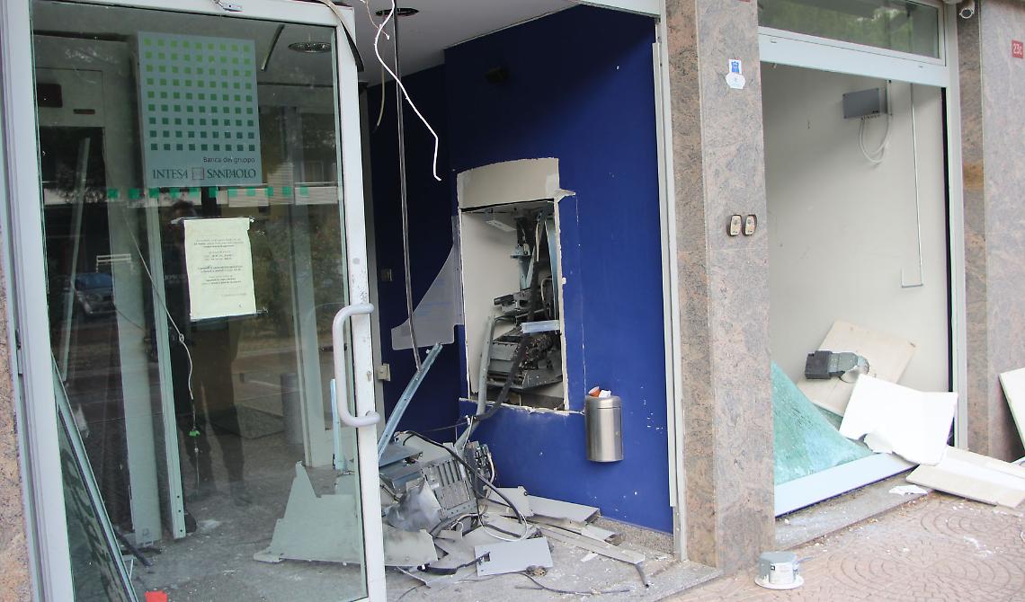 Viale Francia, tentato assalto al Banco di Napoli: polizia mette in fuga  i rapinatori 