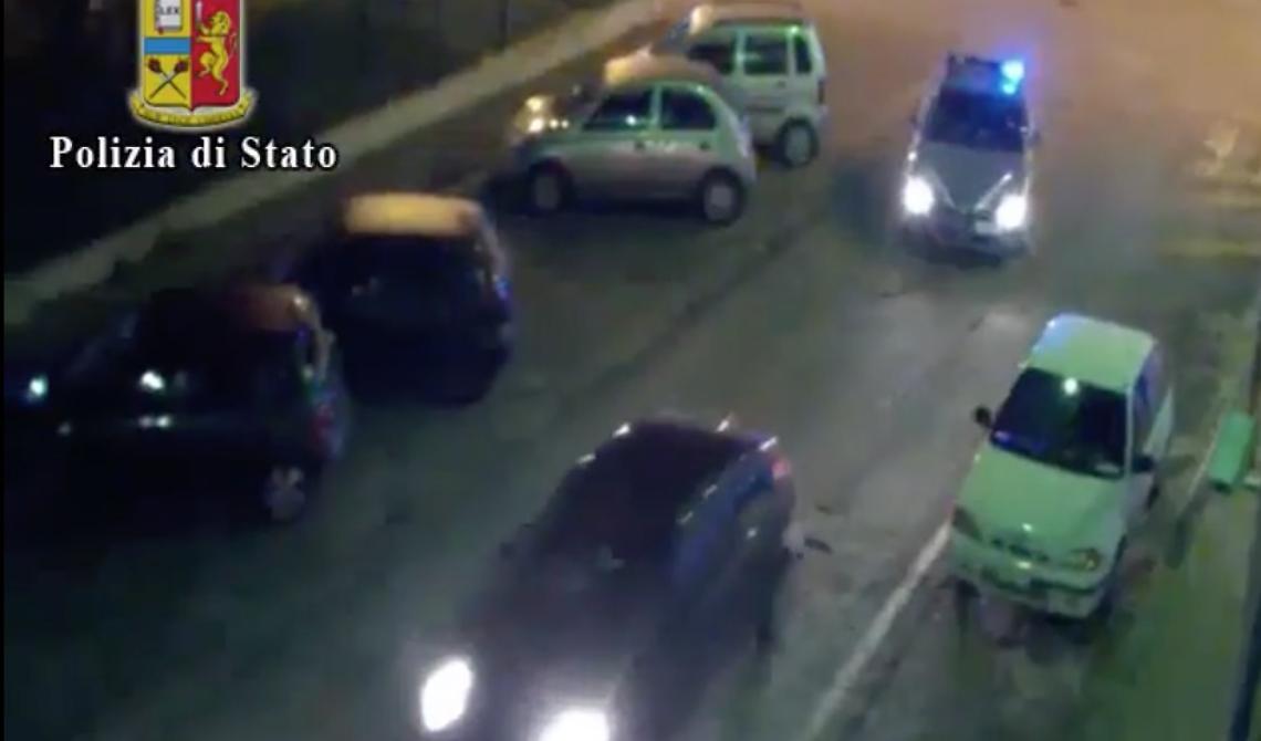 Sparatoria in Via Forcella: colpi di pistsola contro una Smart