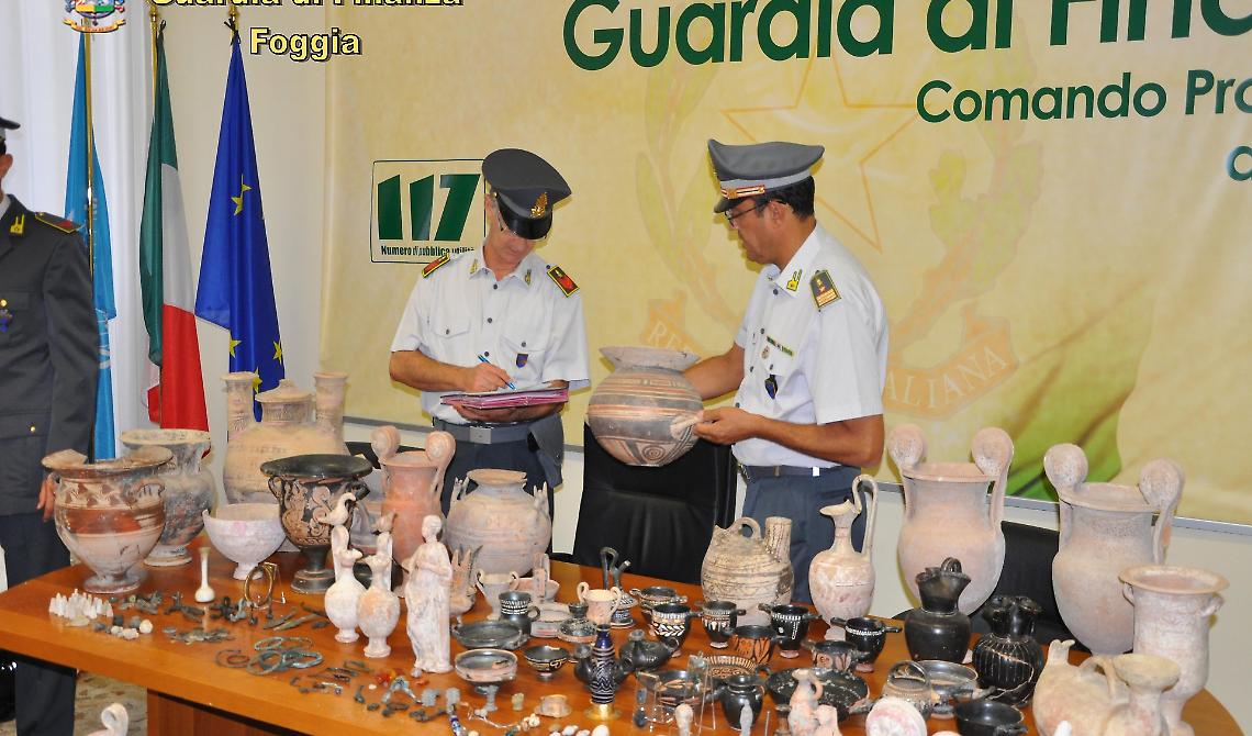Di giorno professionisti, "di sera collezionisti" di reperti  archeologici: due arresti 