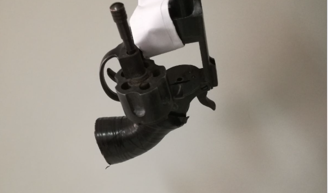 Cerignola: revolver giocattolo nascosto dietro il muretto di una scuola 