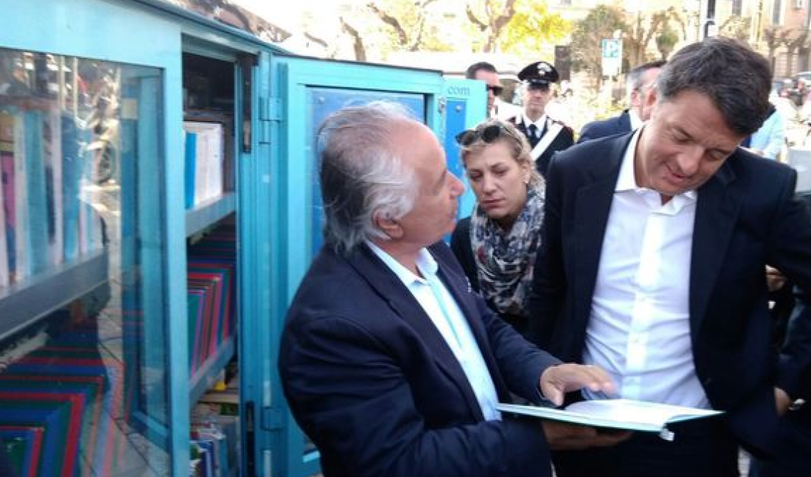 Matera, il Bibliomotocarro affascina Matteo Renzi
