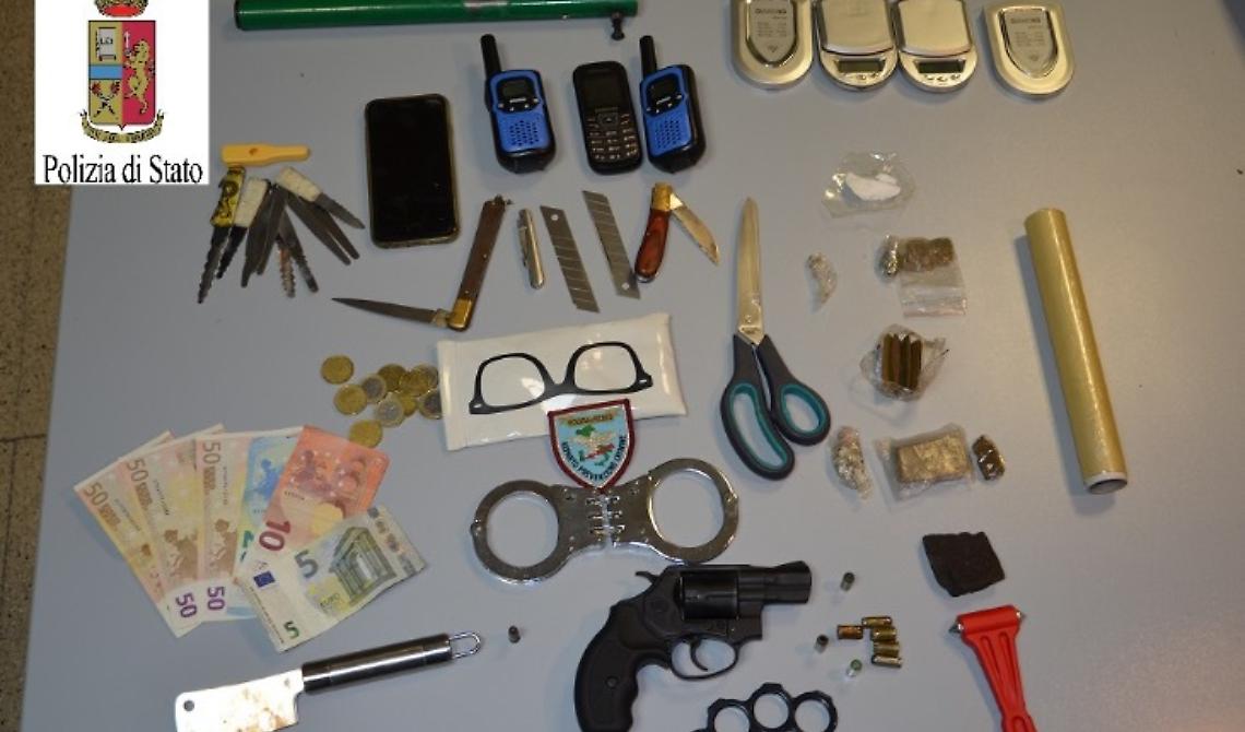 Foggia, manette e droga nella cameretta di un19enne: arrestato