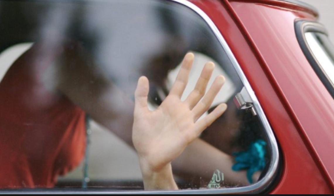 Carapelle, si appartano per un pò di intimità ma vengono rapinati dell'auto