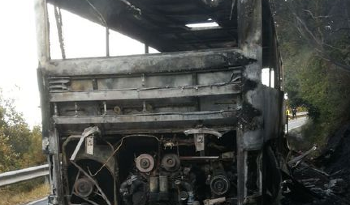 Bernalda, il bus prende fuoco. Poteva diventare una tragedia