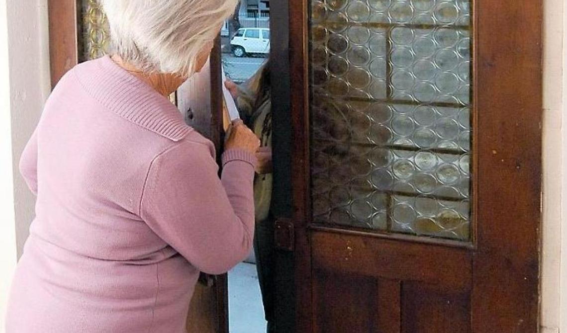 Truffe anziani: bidonista messo in fuga da un'arzilla 80enne