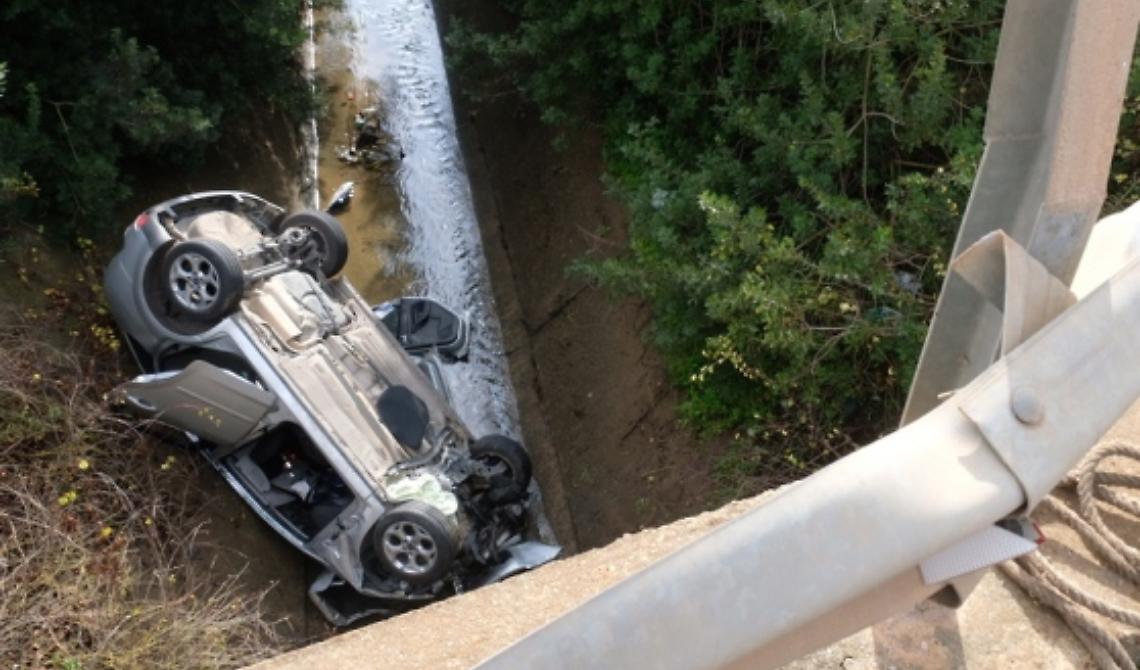 Candela, auto in un canalone: nell'abitacolo il corpo di un giovane 