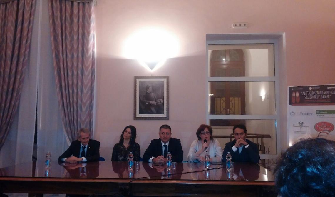 Cerignola in rosso e "Mercadante" gremito: la Giornata contro la violenza sulle donne è stata un successo