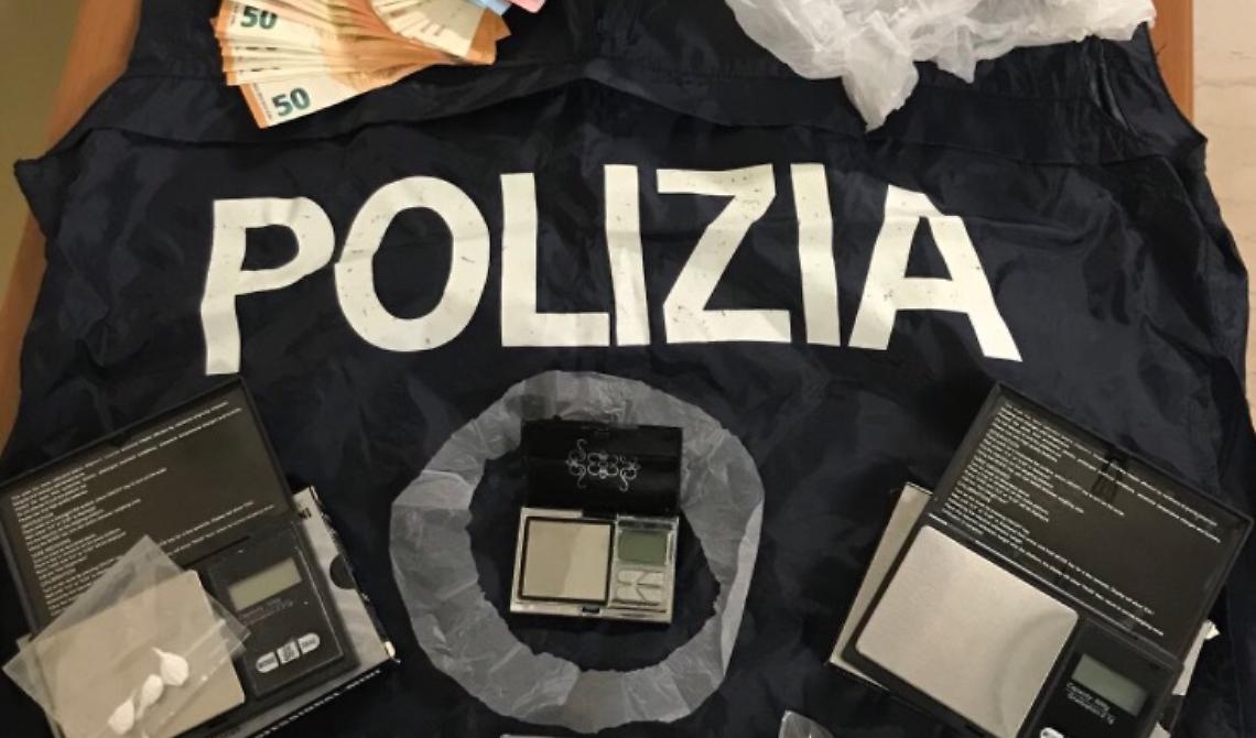 Coca e soldi nell'armadio della camera da letto: arrestato 46enne 