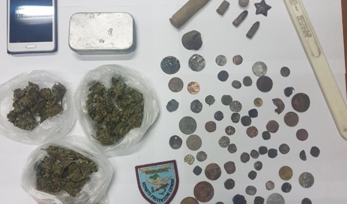 Reperti storici e droga a casa di un pregiudicato: arrestato 32enne 