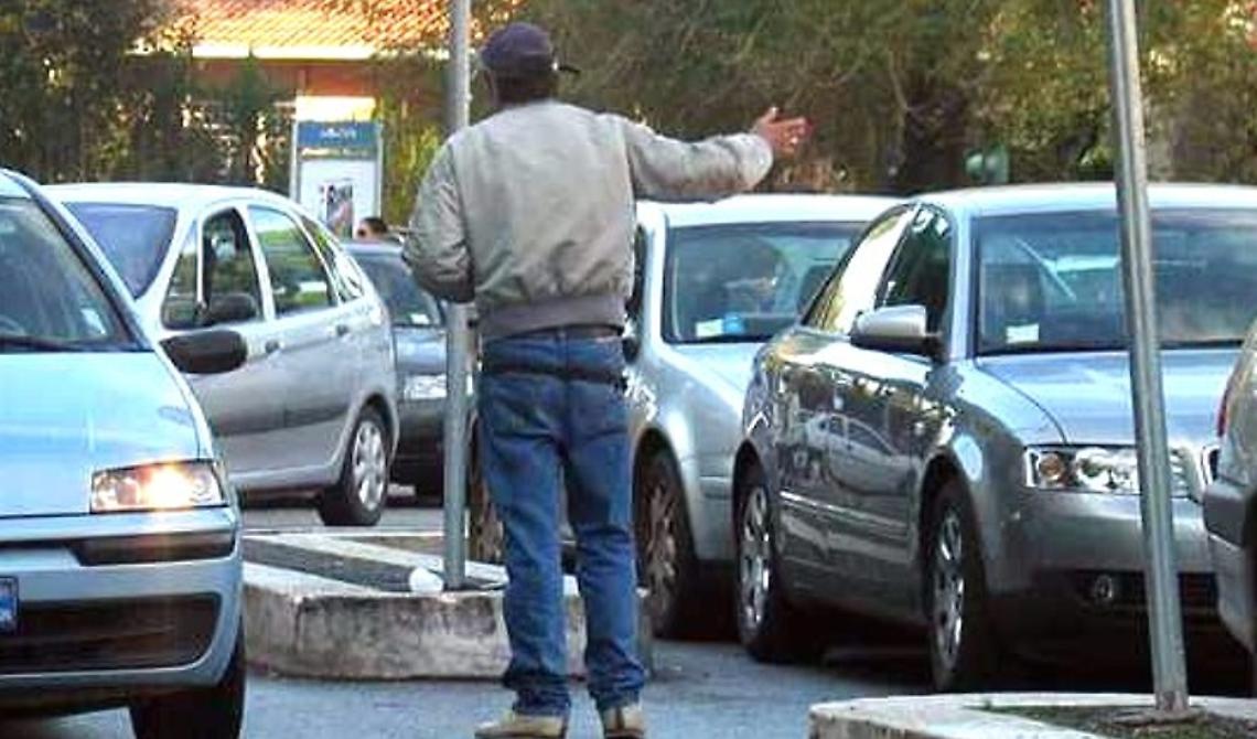 Lotta ai parcheggiori abusivi: la Polizia non fa sconti a nessuno