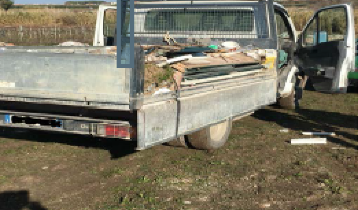 Abbandono selvaggio di rifiuti: due denunciati 