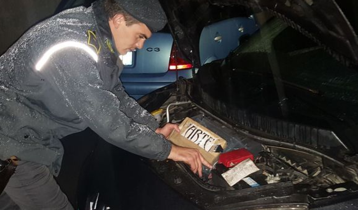 Viaggiava con un chilo di droga nel cofano dell'auto: albanese arrestato dalla Guardia di finanza