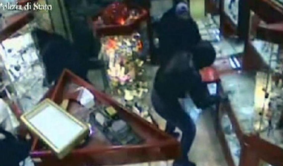 Rapinarono gioielleria a Vasto: arrestati 4 ragazzi sanseveresi 