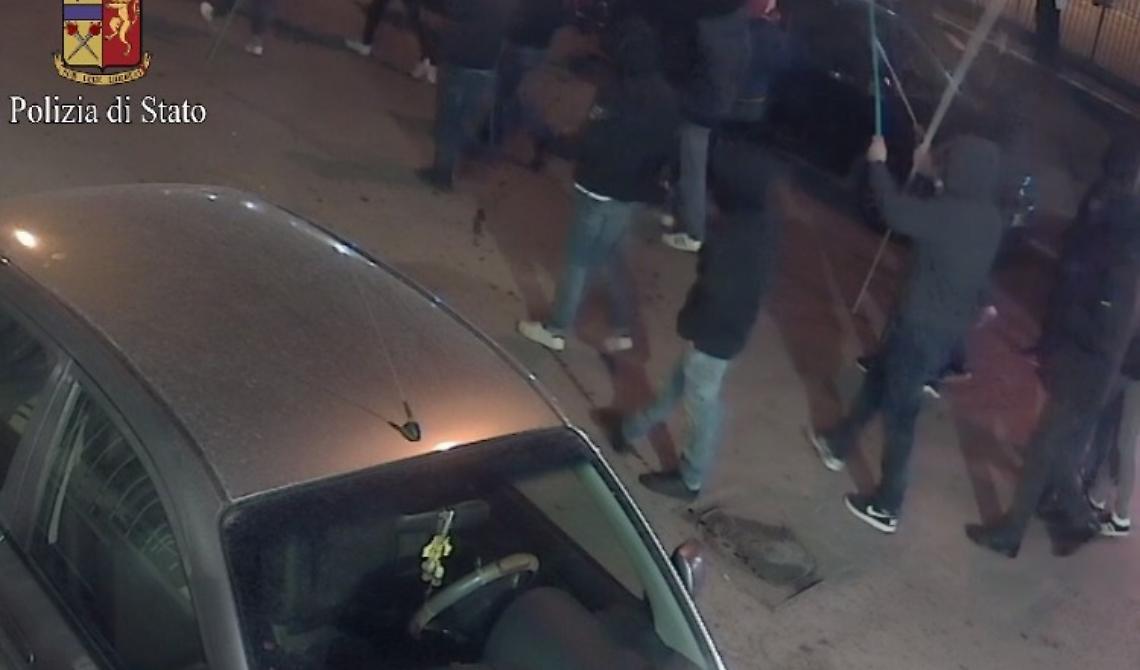 A Foggia i piccoli delinquenti ora passano alle pietre: sassaiola contro automobilisti e passanti