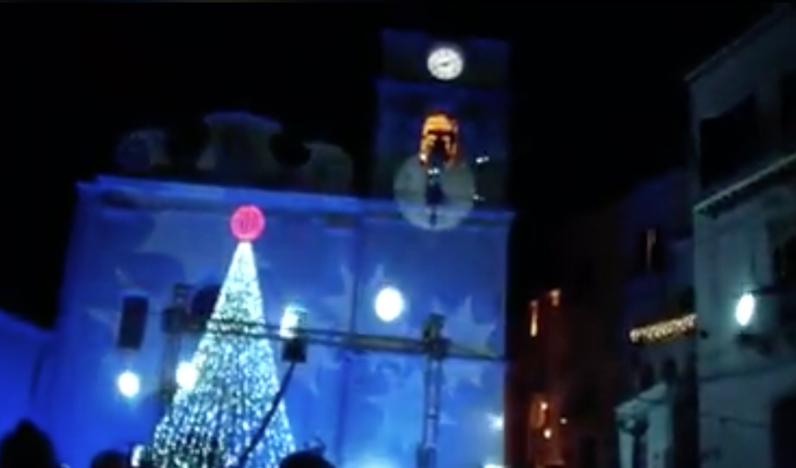 A Candela la Befana ruba la scena a Babbo Natale buttandosi dal campanile della chiesa