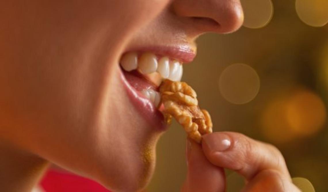 Una noce al giorno toglie il grasso di torno (e fa pure bene al cuore)