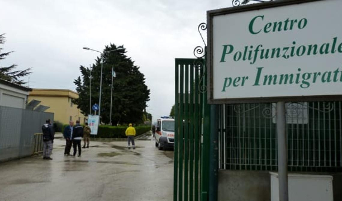 Aggredisce responsabile della mensa del Cara: arrestato cittadino extracomunitario