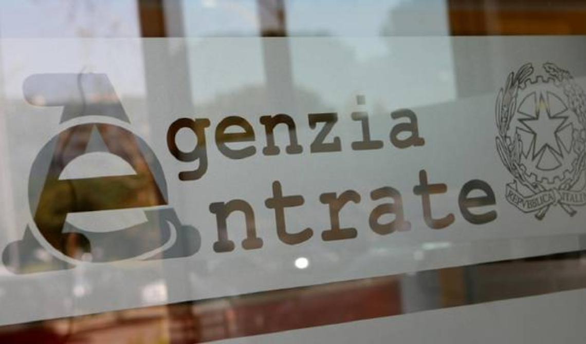 Si "arrotonda lo stipendio", arrestato funzionario dell'Agenzia delle Entrate