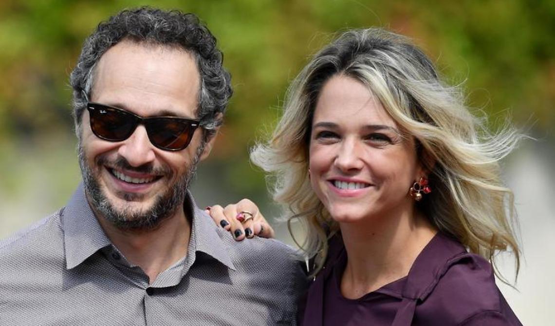 Claudio Santamaria scende in campo insieme alla moglie: «Sosterrò Francesca in campagna elettorale»