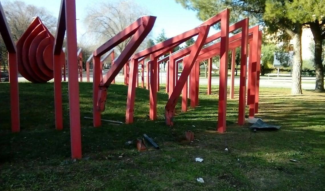 Incidente  in Viale Pinto, auto si schianta contro l'opera dell'Avis: danneggiata