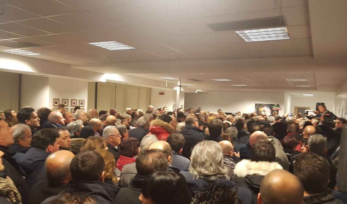Vito De Filippo apre il comitato elettorale e fa il pienone
