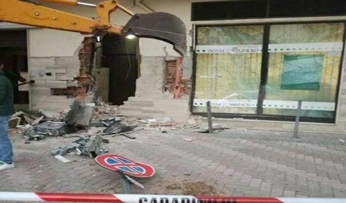 Bancomat sventrato a Bernalda, in manette un barese 