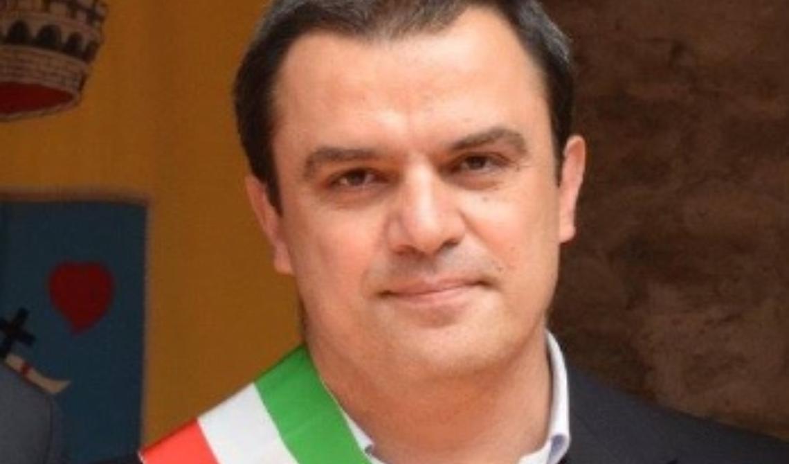 In fiamme l'auto del sindaco di Corleto Perticara: «Non vincerete mai»