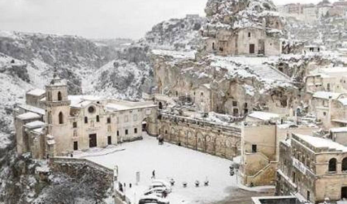 Maltempo in Basilicata, la neve imbianca anche i Sassi di Matera