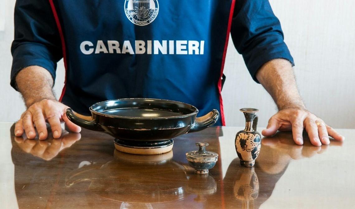 Aveva in casa decine di reperti archeologici: denunciato dai carabinieri