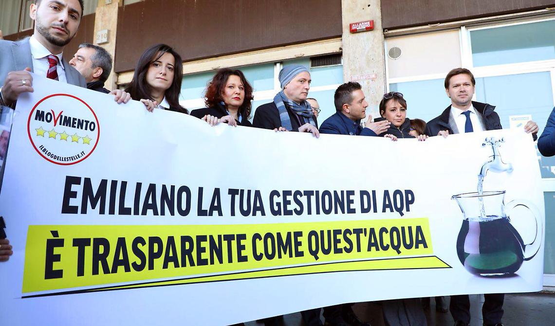 I consiglieri regionali 5 Stelle a Emiliano: «La tua gestione dell'Acquedotto è come quest'acqua, puzza!»