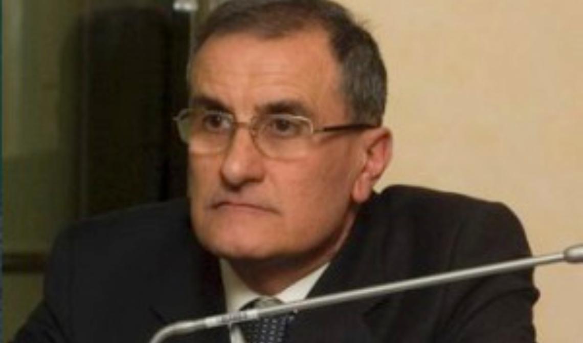 Sospeso il vicepresidente ai domiciliari per stalking. Ora si dovrebbe procedere con la surroga. Il primo dei non eletti è Leonardo Giordano