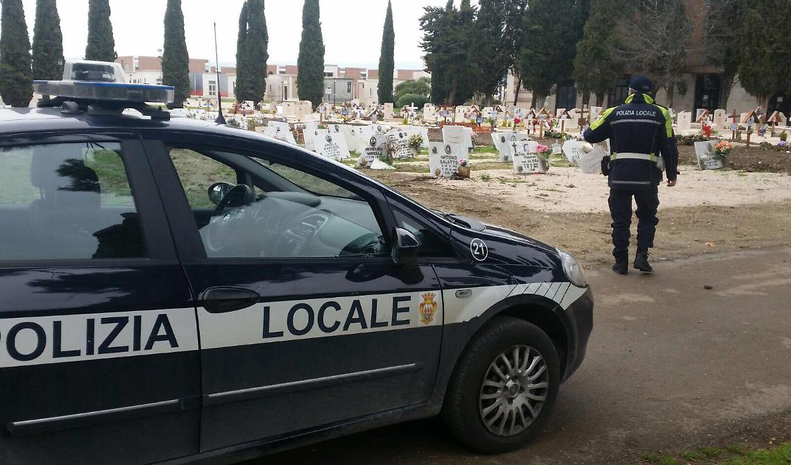 Foggia, rubavano presso le tombe: denunciati dalla Polizia Municipale