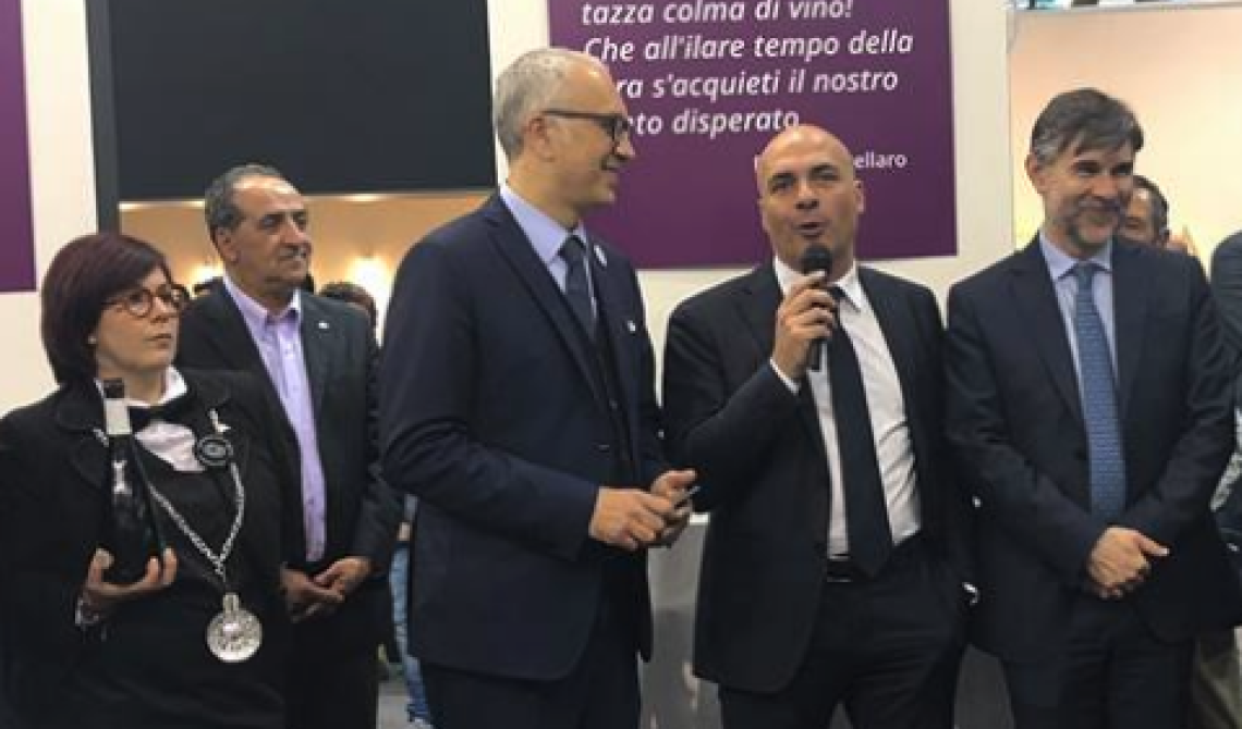Luca Braia in gran spolvero al Vinitaly inaugura #BereBasilicata con il viceministro Olivero