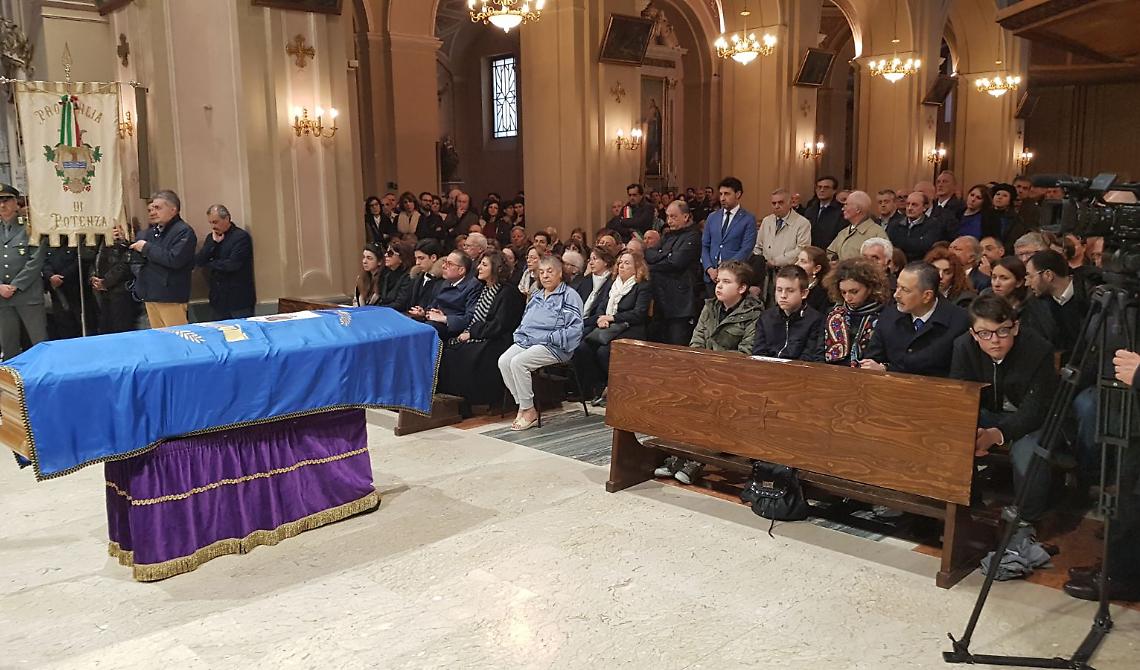 L'abbraccio di Lauria a Mimì Pittella, consigliere costituente della Regione Basilicata