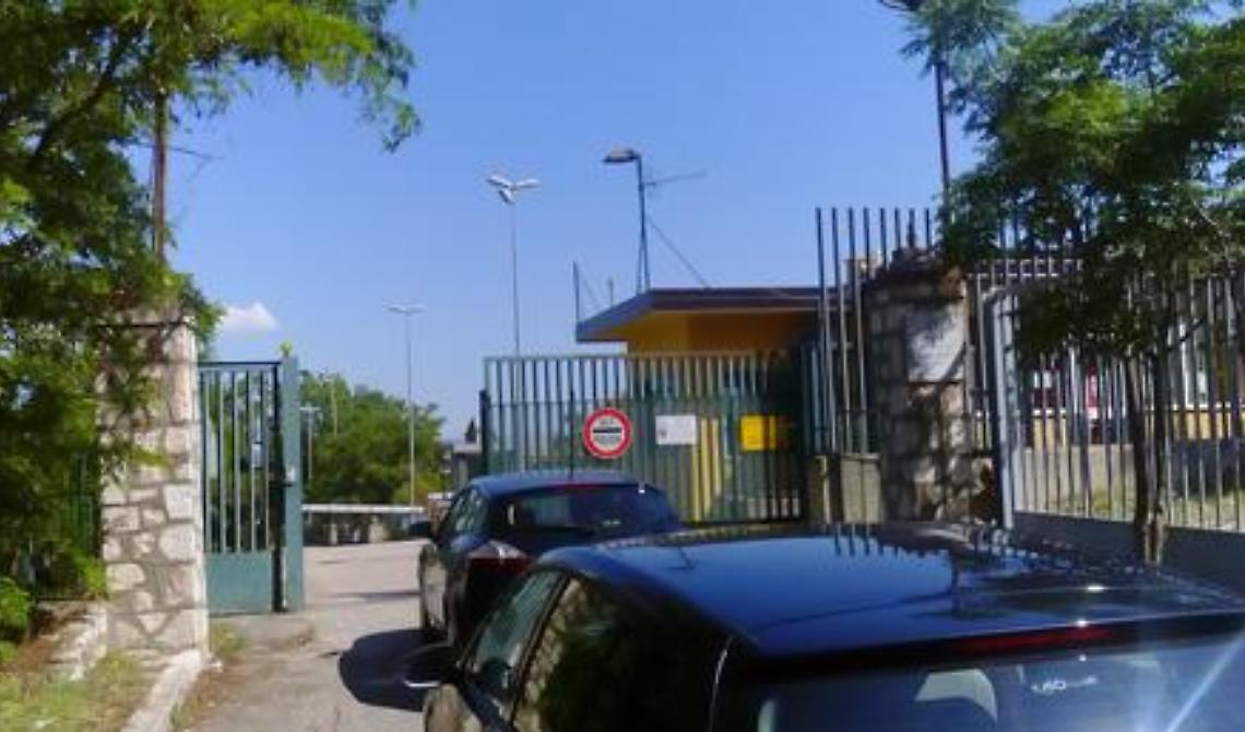 Pacchi ai detenuti in cambio di soldi, arrestati due agenti penitenziari a Matera
