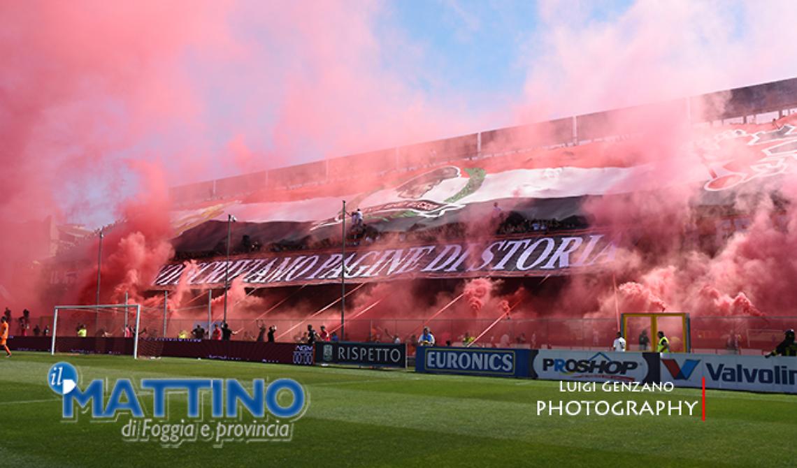 I fumogeni rossoneri col Bari costano caro al Foggia Calcio: 8mila euro di ammenda dalla Lega