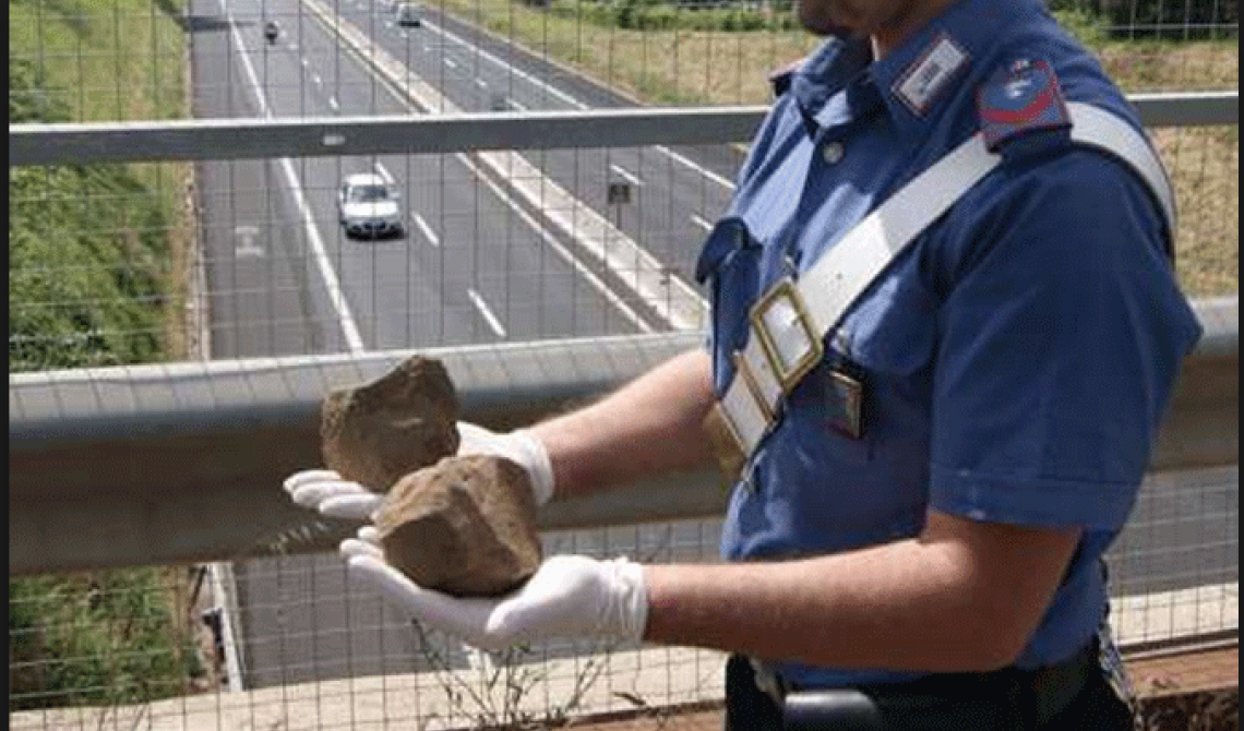 Statale 16: lanciano sassi dal cavalcavia e colpiscono auto, nessun ferito